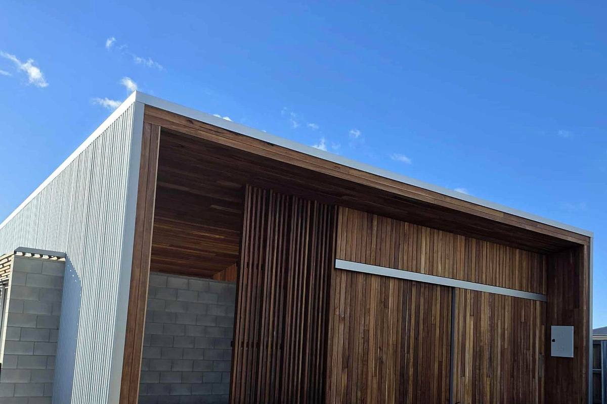 Kingston new residence, recessed entry with timber batten screen, built by LHPL Contracting