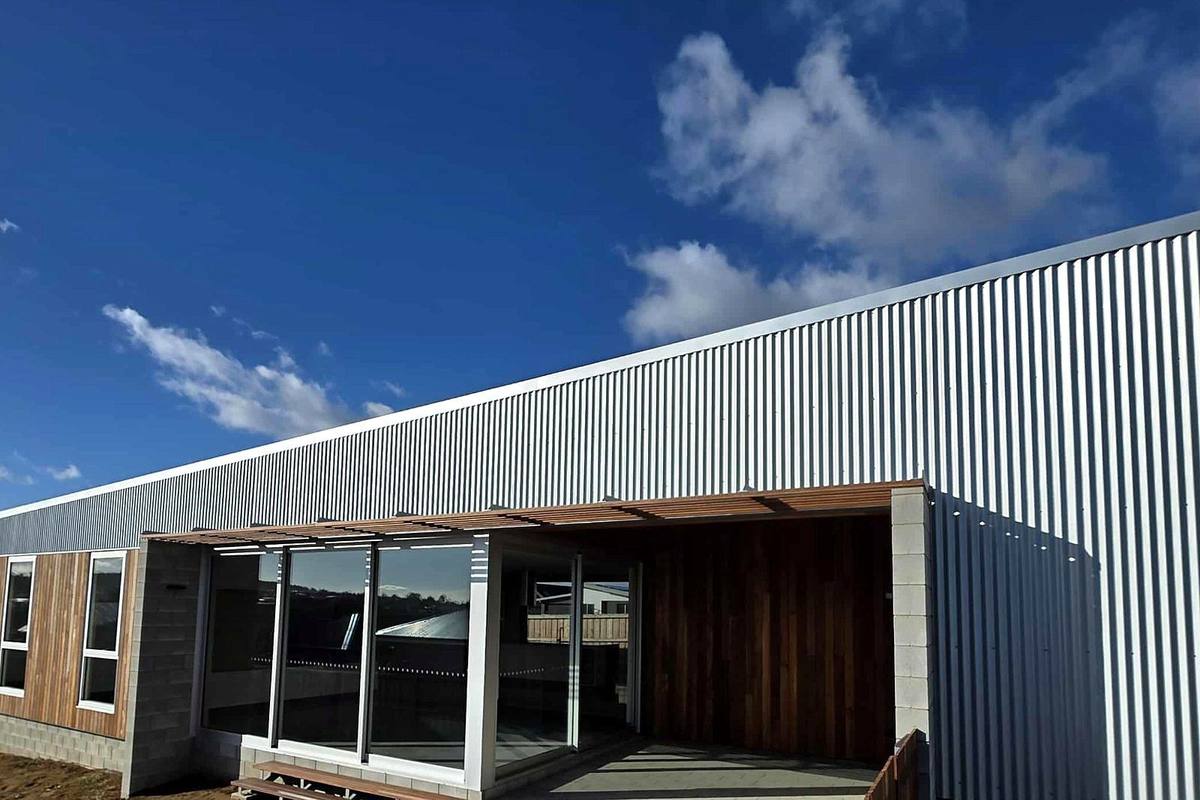 Kingston new residence, timber cladding and corrugated steel roof, 1+2 Architecture, built by LHPL Contracting